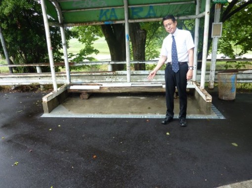 山手町にいたる歩道を舗装・整備し、お年寄りも安心して通行できるように。 