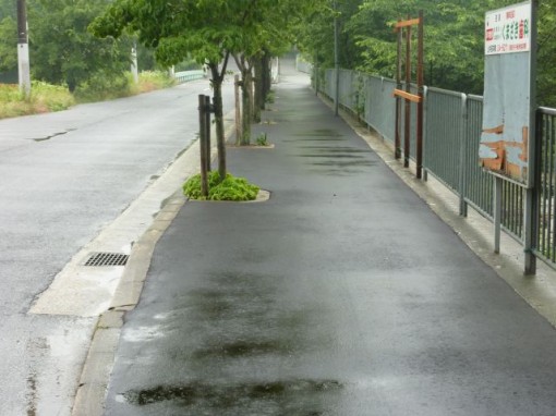 山手町にいたる歩道を舗装・整備し、お年寄りも安心して通行できるように。 